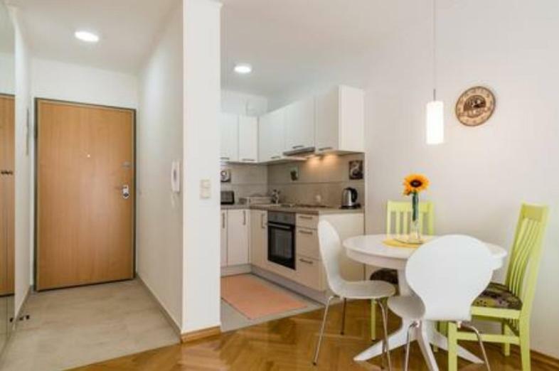 Granny Mira Apartment Omiš Екстериор снимка