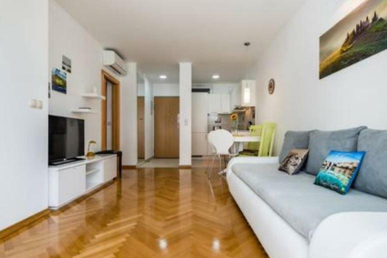 Granny Mira Apartment Omiš Екстериор снимка